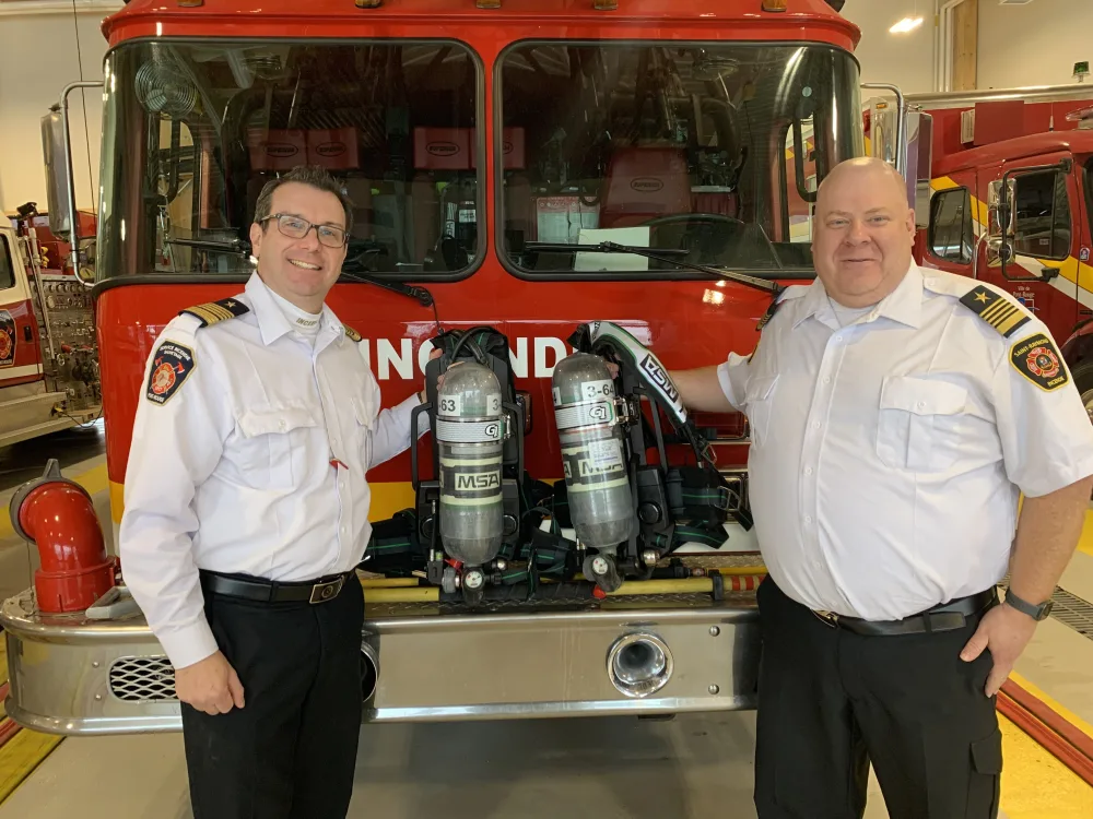 M. Vincent Couvrette, directeur de la sécurité publique de la Ville de Pont-Rouge, et M. Éric Genois, directeur du Service des incendies de la Ville de Saint-Raymond