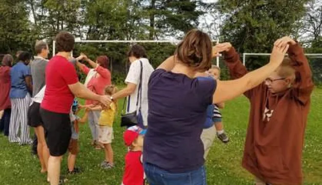 Danse dans parc danseur se s parents et enfants